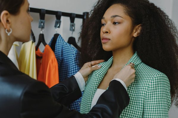 Plongée dans le style y2k : des débuts à son influence sur le streetwear d'aujourd'hui