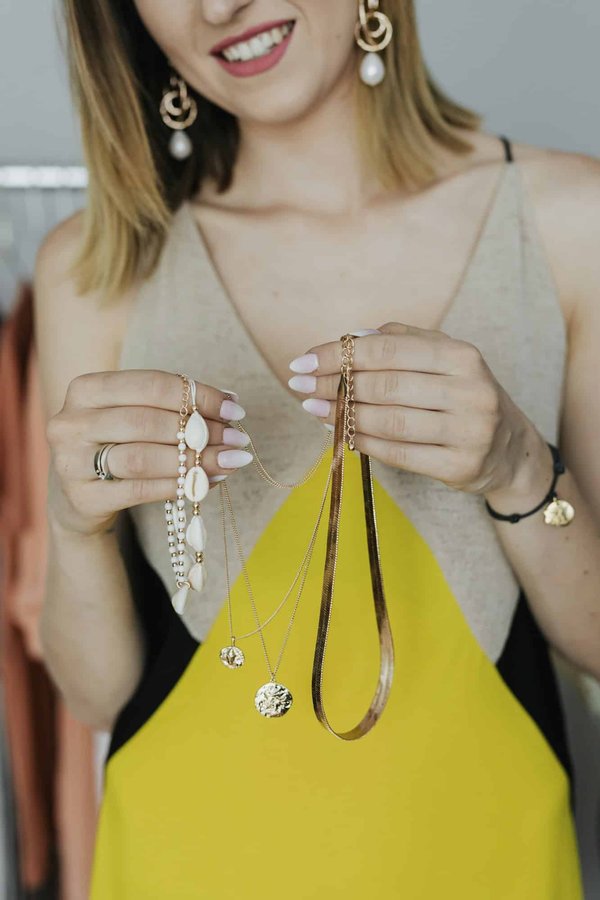 Collier fantaisie personnalisé pour femme : combien coûte l'accessoire ?